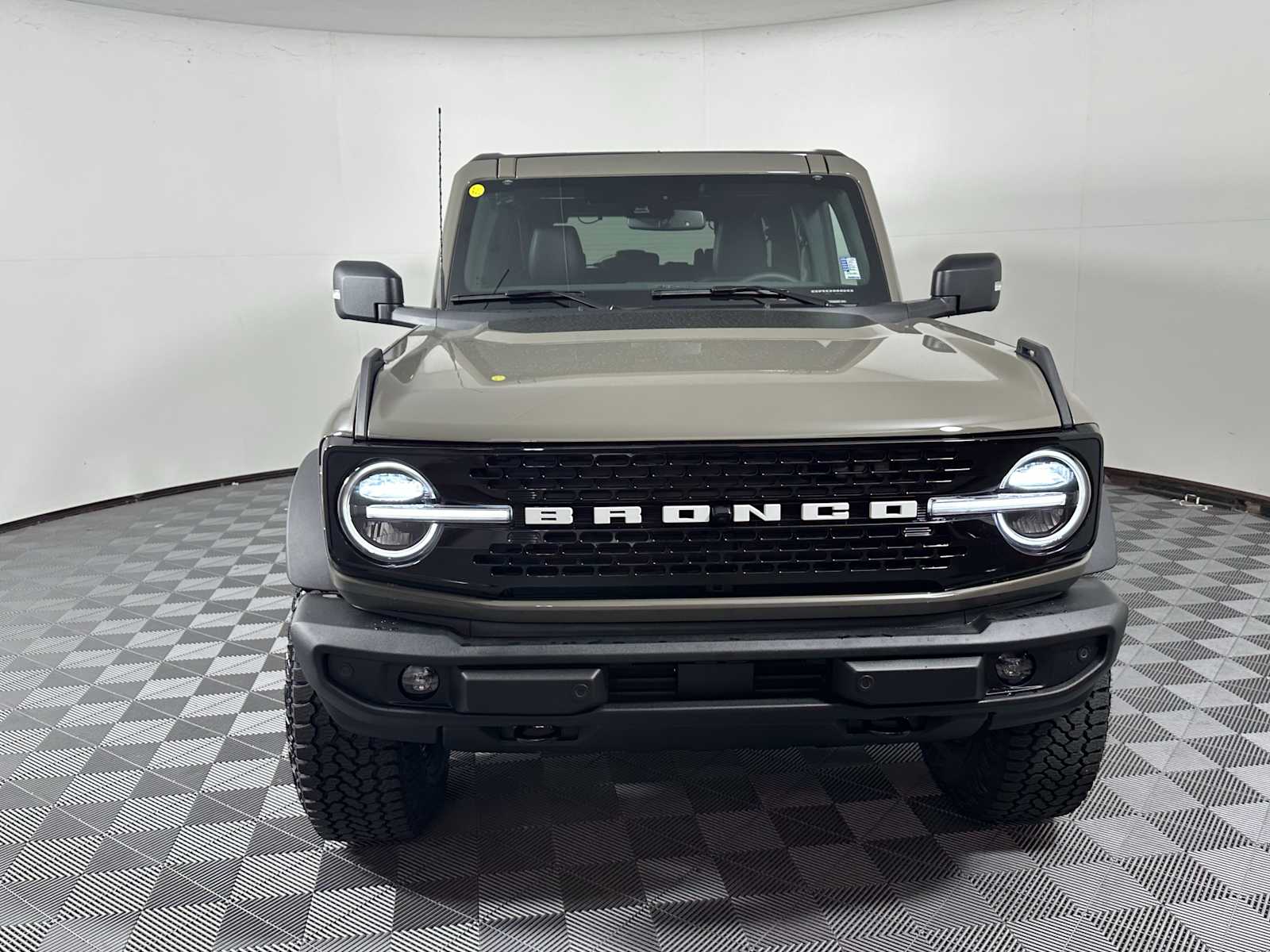 2025 Ford Bronco Outer Banks photo 2