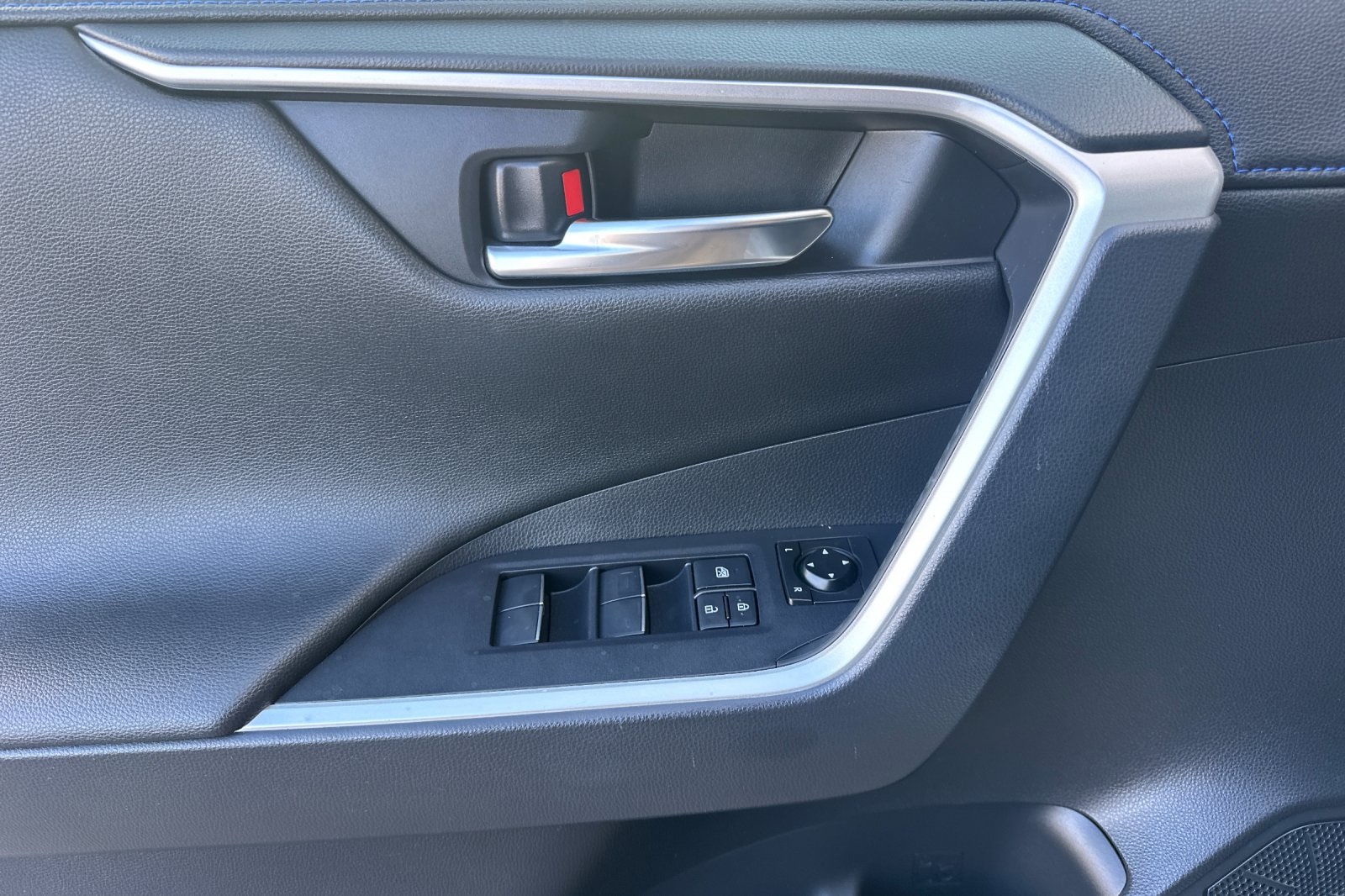 2019 Toyota RAV4 Hybrid XSE photo 9