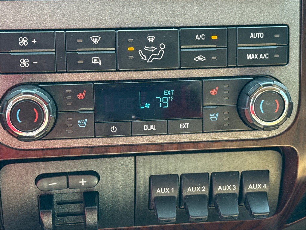 2011 Ford F-450 Lariat photo 29
