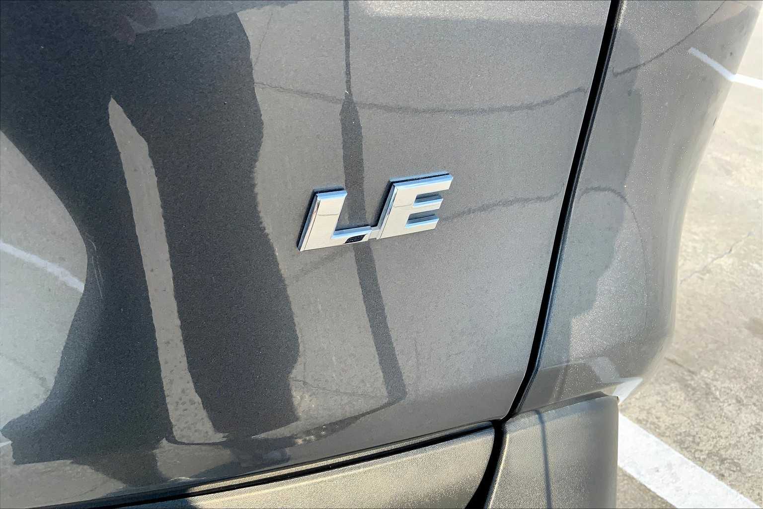 2021 Toyota RAV4 LE photo 9