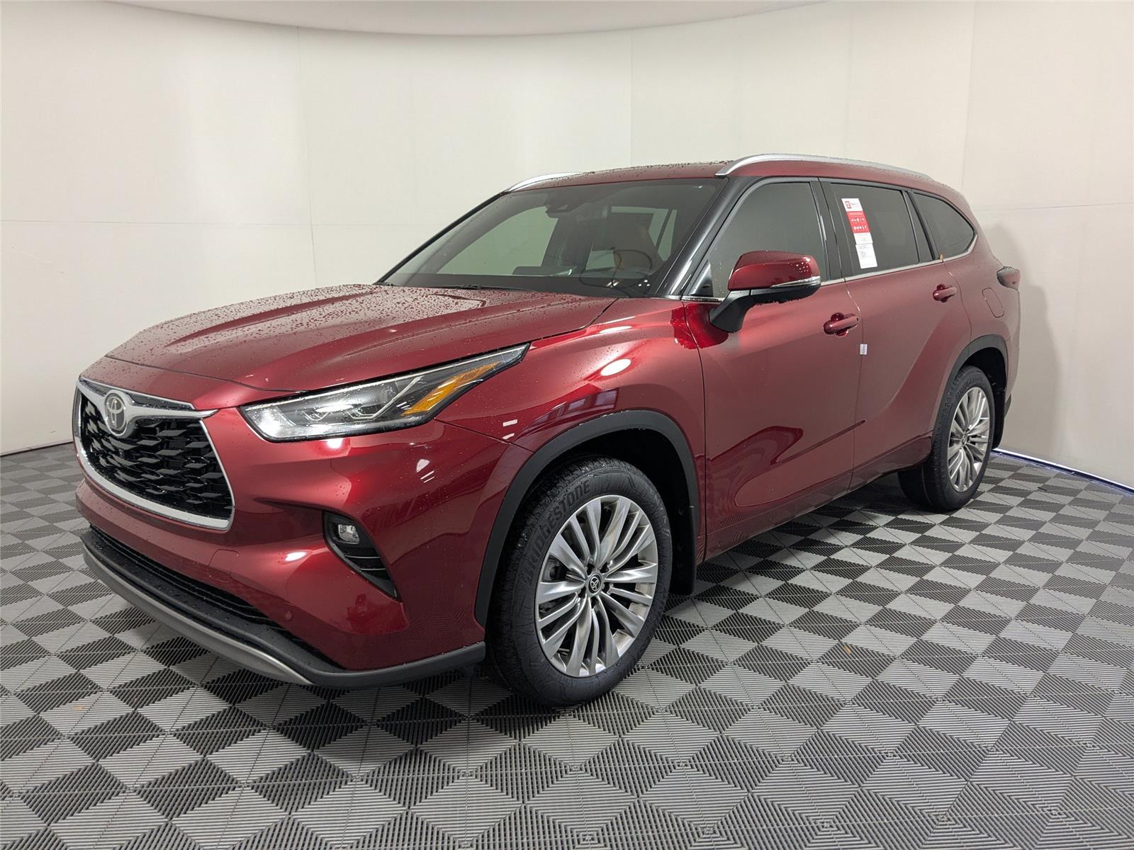 2026 Toyota Highlander Platinum's photo