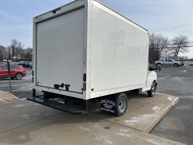 2025 Chevrolet Express Cutaway 3500 photo 3