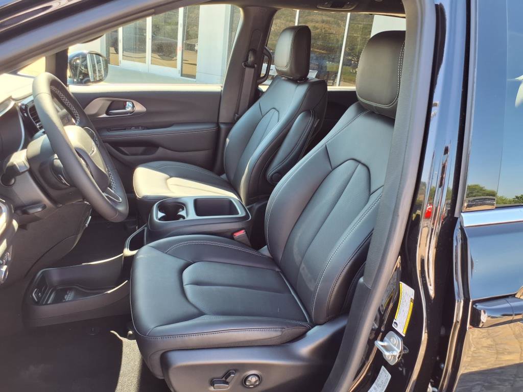 2025 Chrysler Voyager LX photo 17