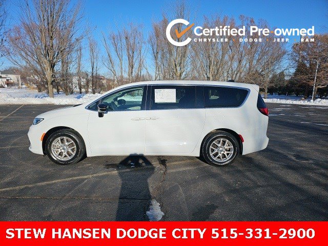 2024 Chrysler Pacifica Touring L's photo