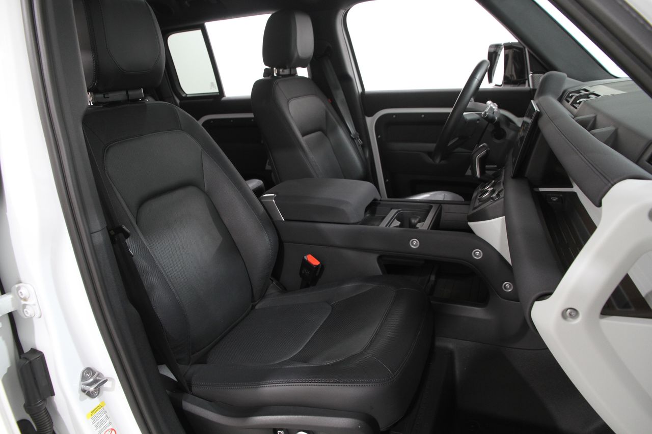 2023 Land Rover Defender 130 X-Dynamic SE photo 16