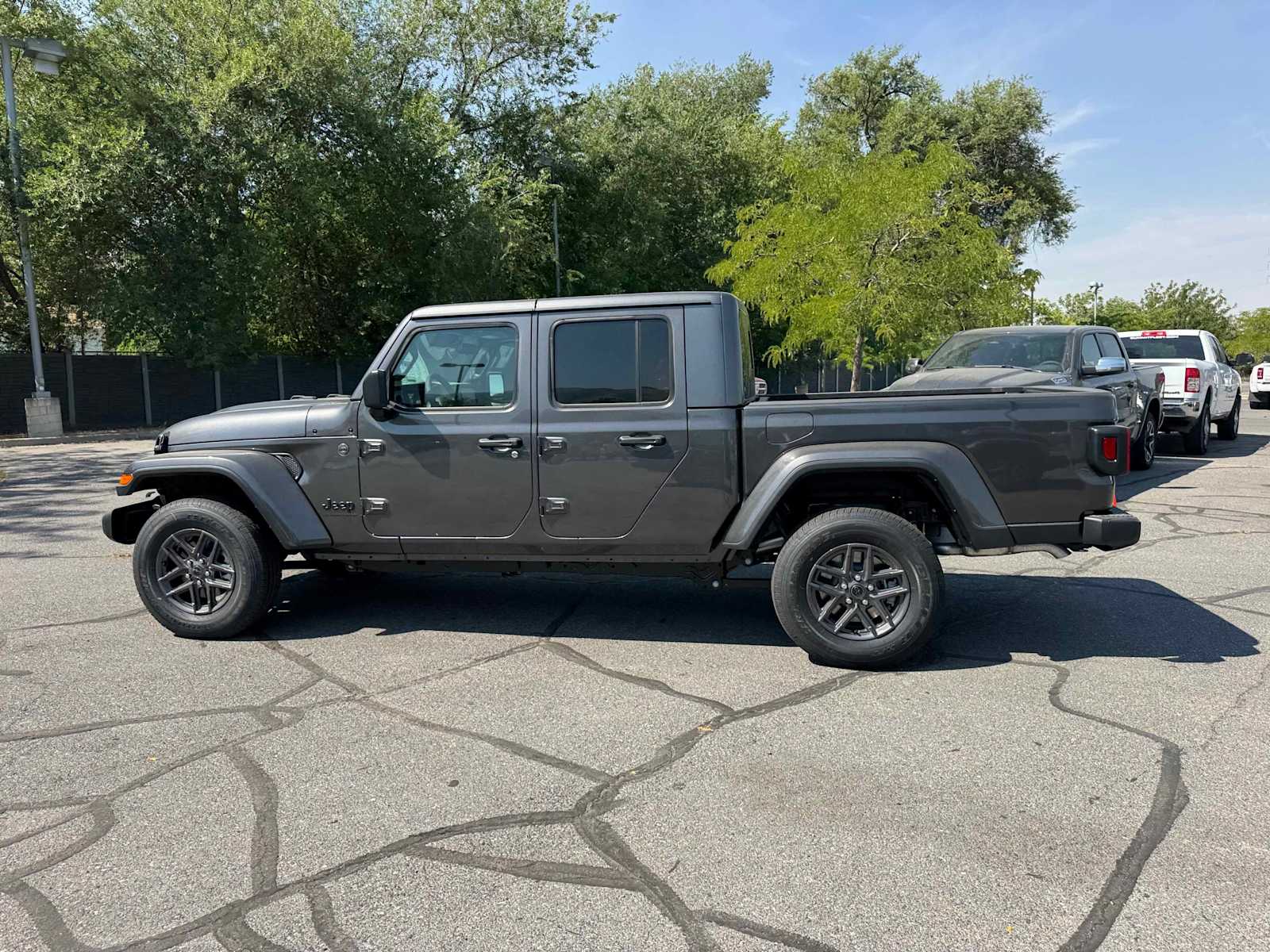 2025 Jeep Gladiator Sport S photo 2