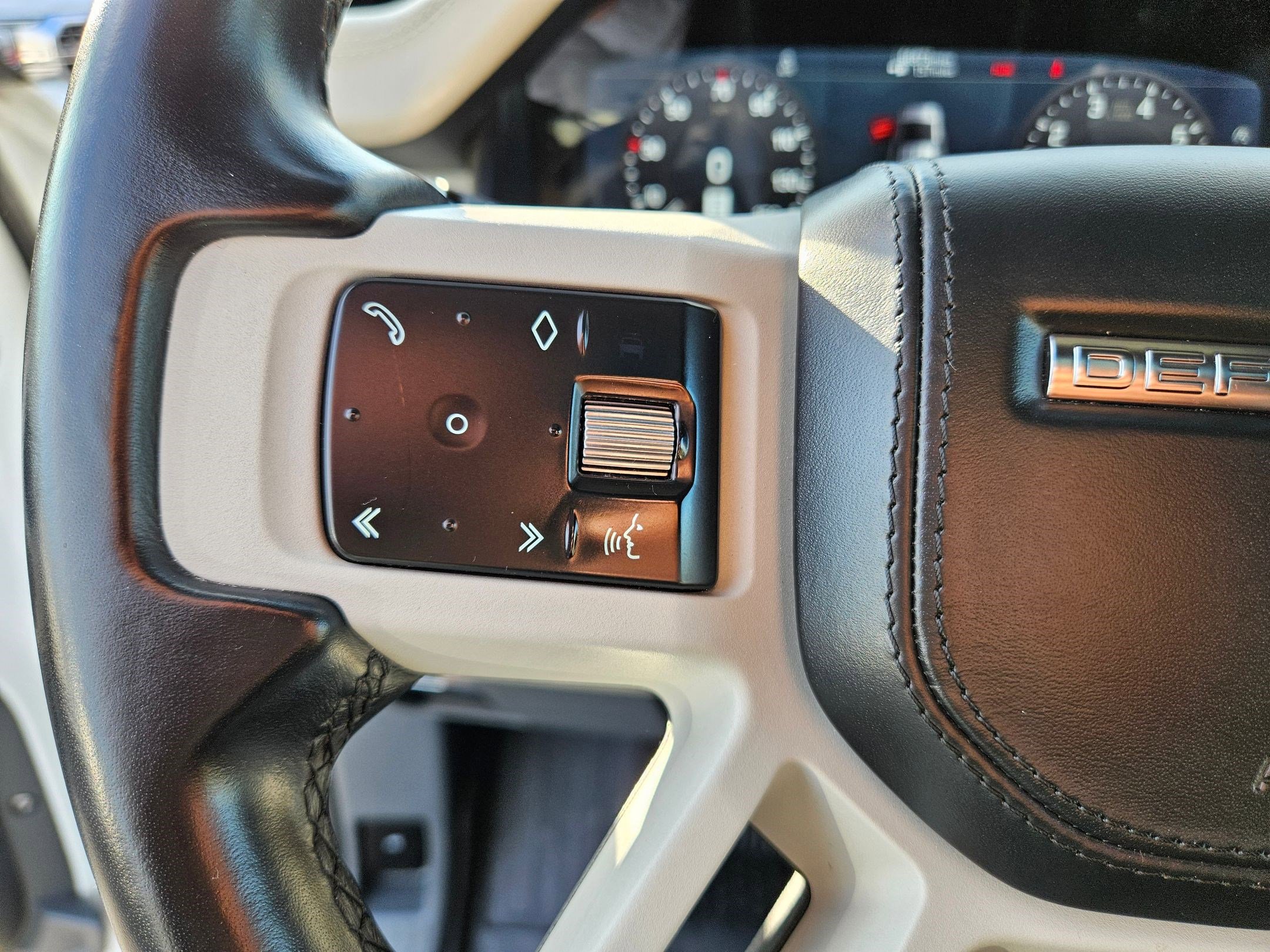 2022 Land Rover Defender X-Dynamic HSE photo 16