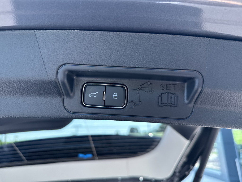 2025 Ford Explorer photo 14