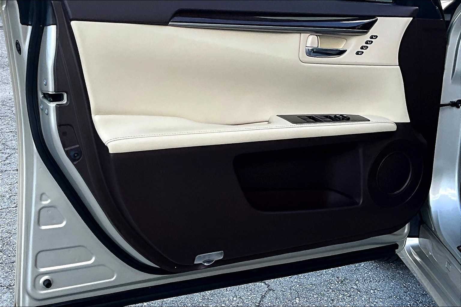 2017 Lexus ES 350 photo 25
