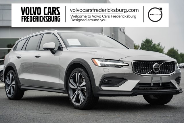 2025 Volvo V60 Cross Country Plus's photo