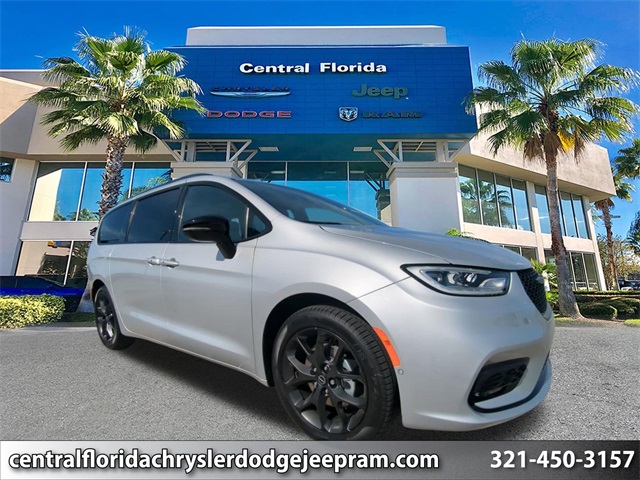 2026 Chrysler Pacifica Select's photo