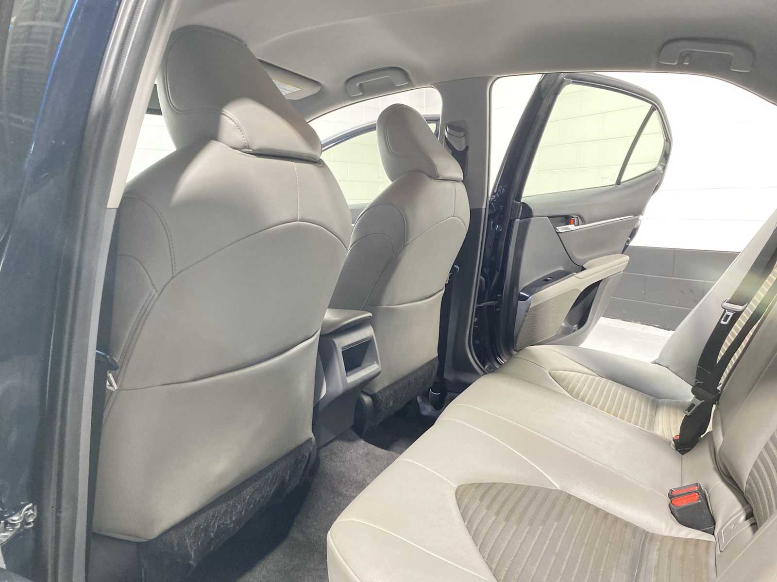 2018 Toyota Camry SE photo 12