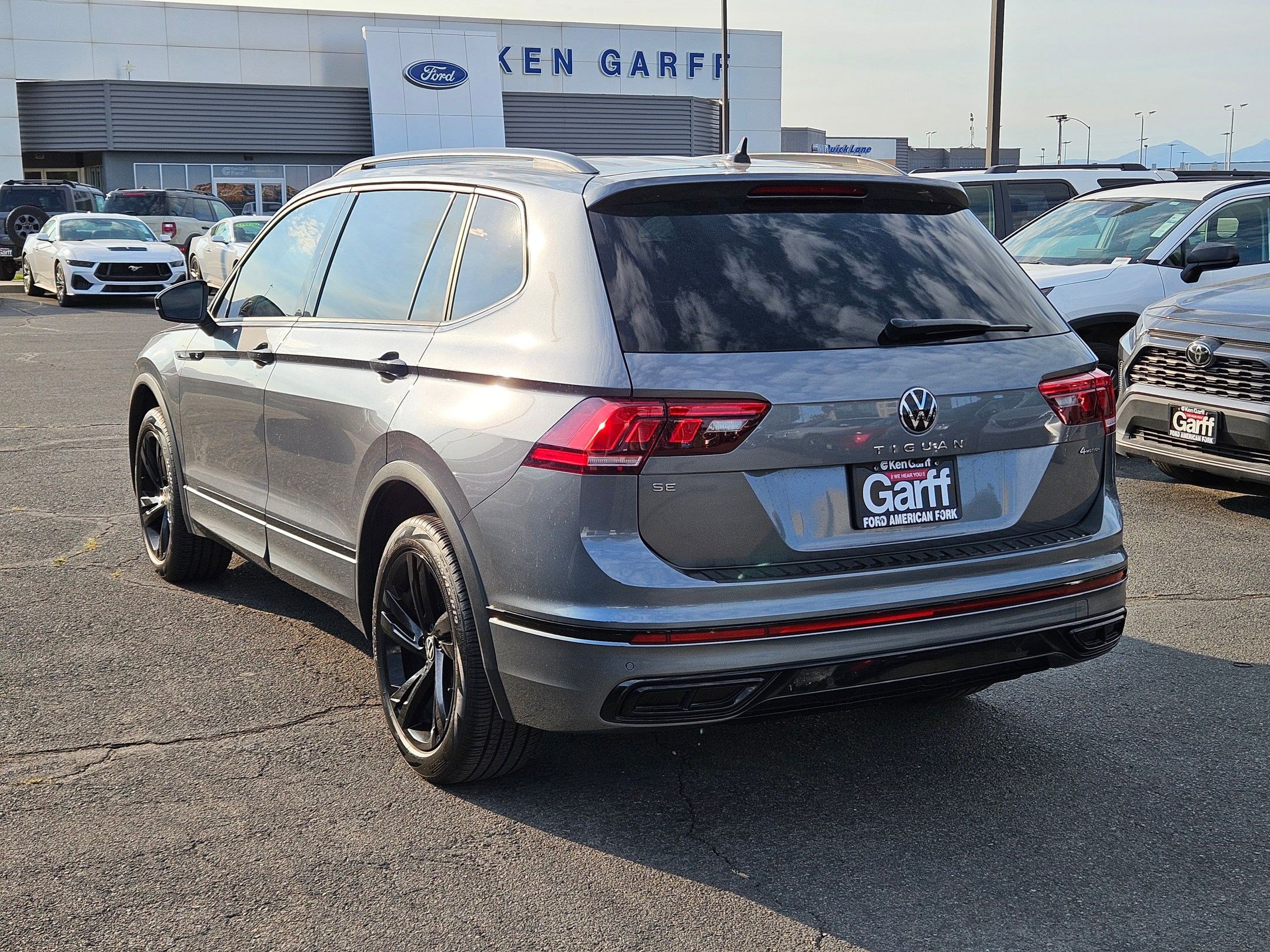 2023 Volkswagen Tiguan SE R-Line Black photo 4