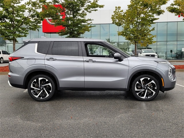 2024 Mitsubishi Outlander SE photo 2
