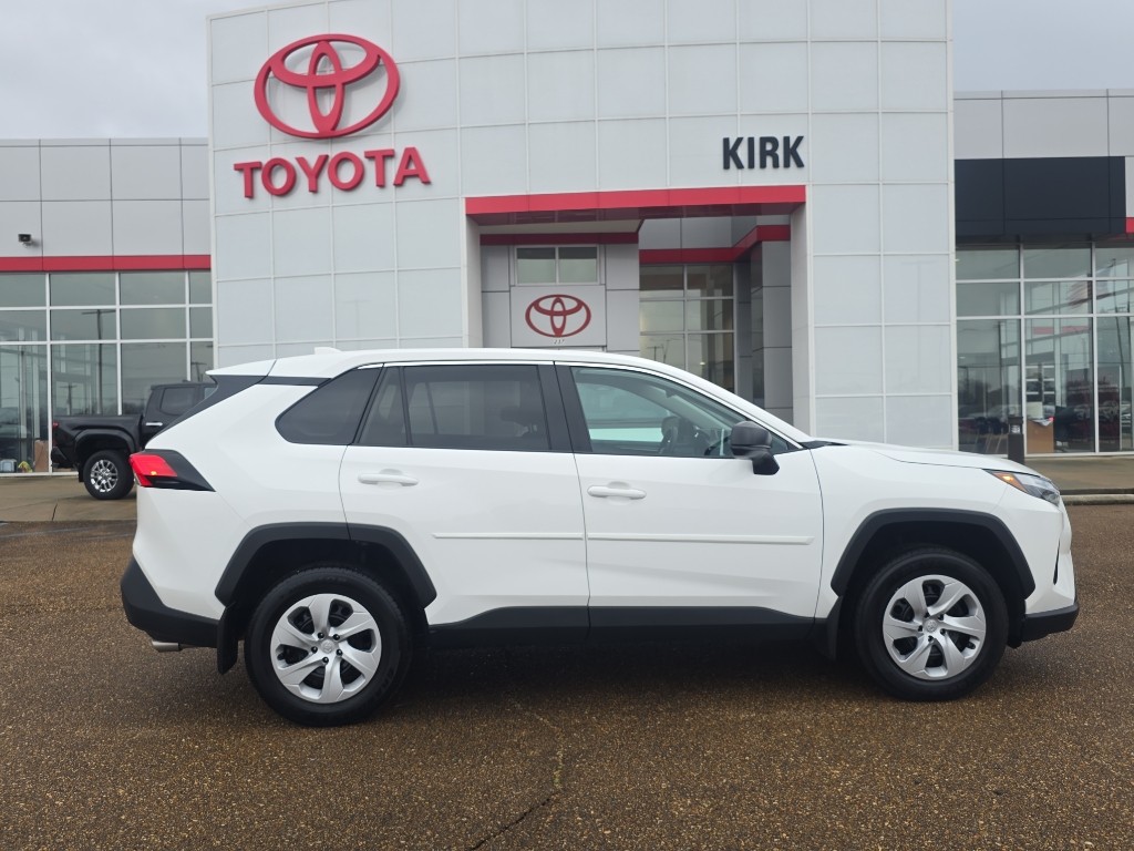 2024 Toyota RAV4 LE's photo