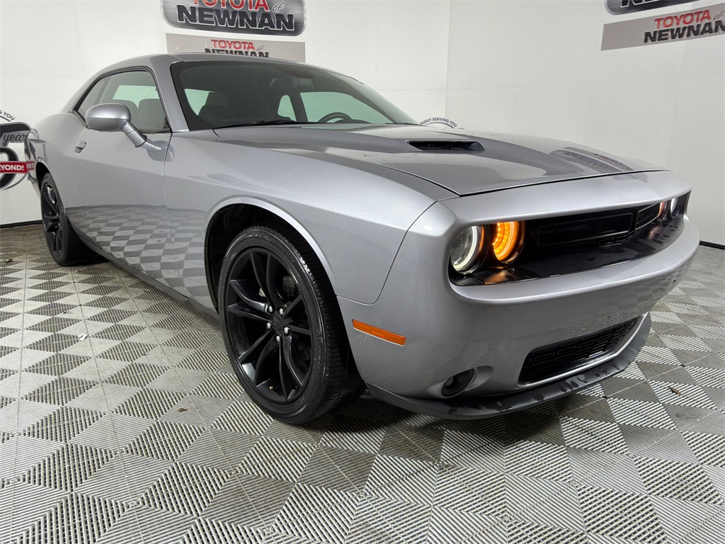 2016 Dodge Challenger SXT's photo