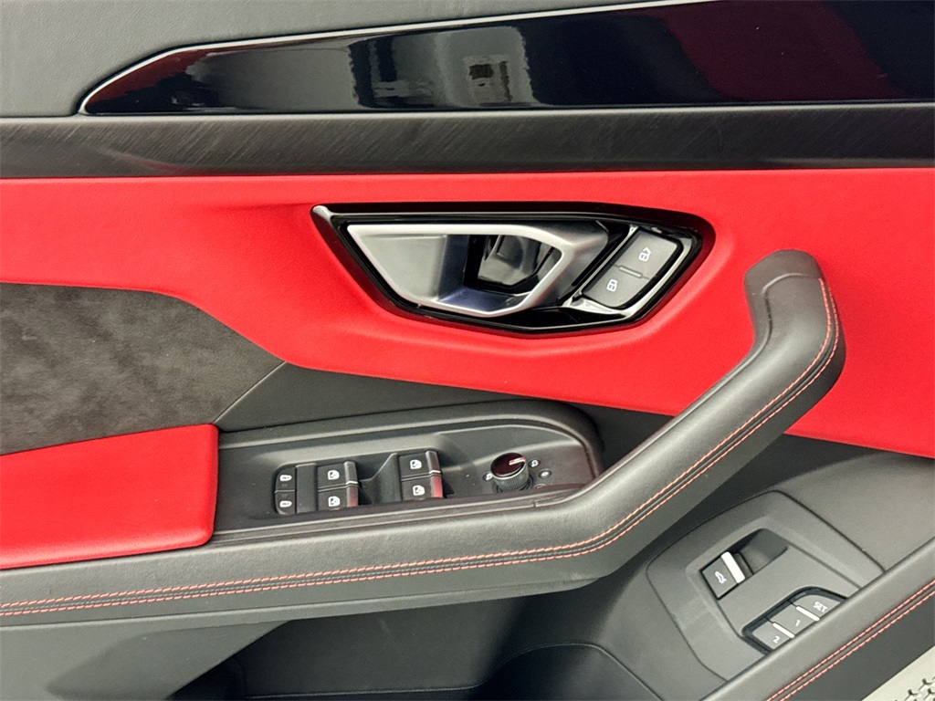 2022 Lamborghini Urus photo 17