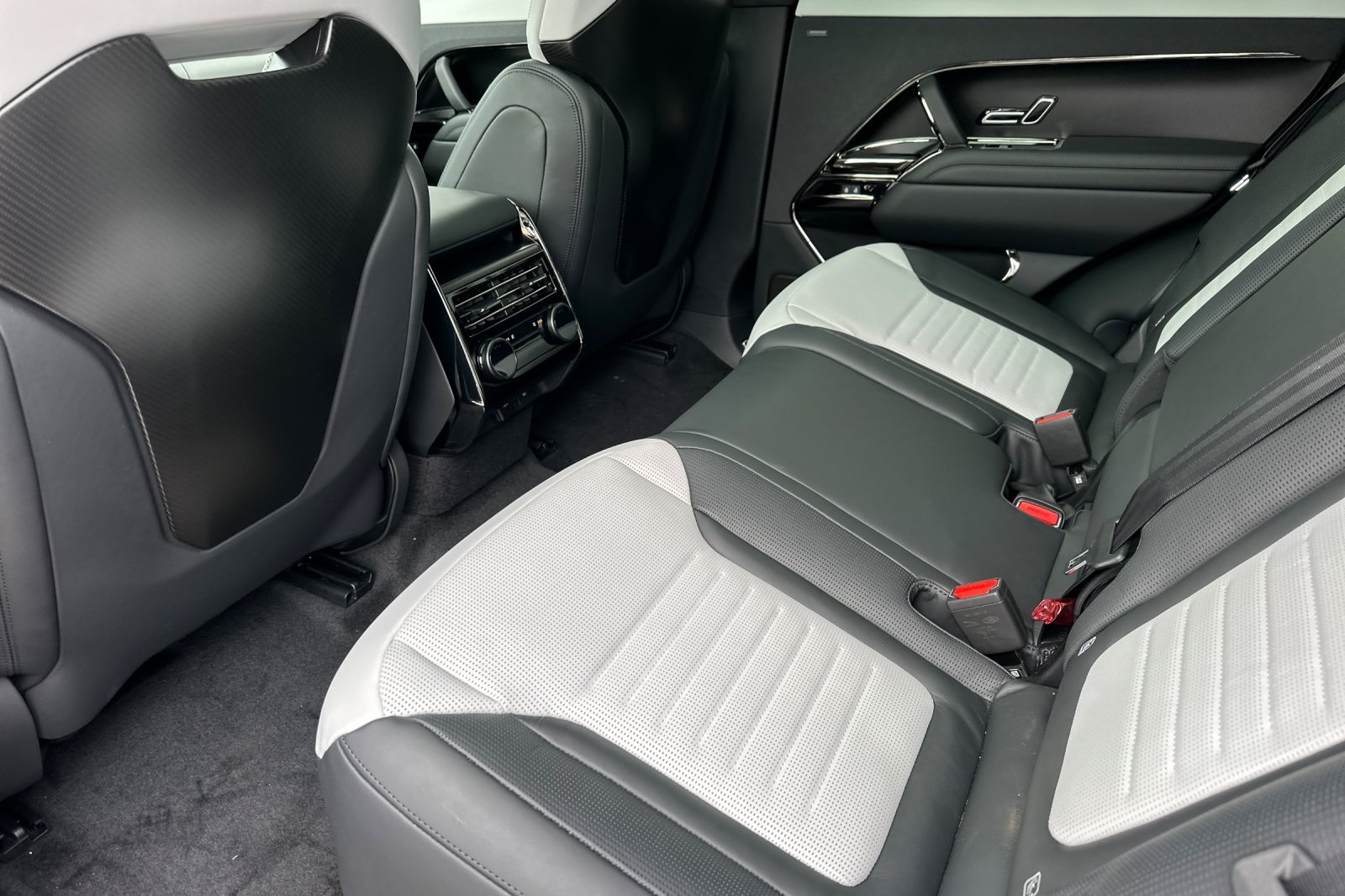2025 Land Rover Range Rover Sport photo 13