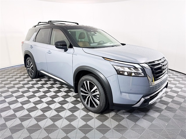 2025 Nissan Pathfinder Platinum's photo