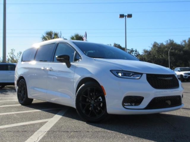 2026 Chrysler Pacifica Limited's photo