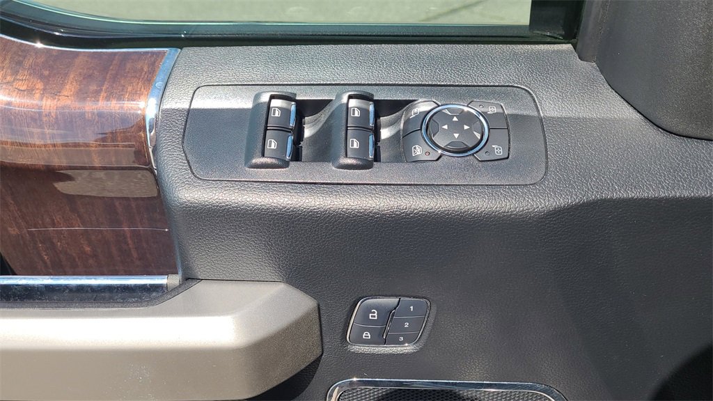 2017 Ford F-150 Platinum photo 17