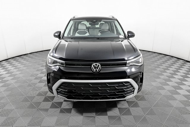 2025 Volkswagen Taos SE photo 2