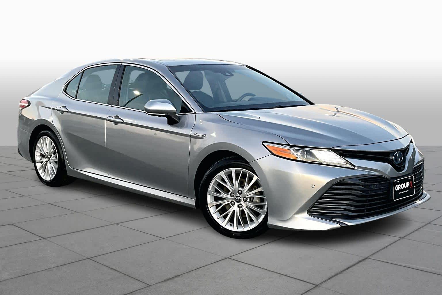 2018 Toyota Camry Hybrid XLE photo 2