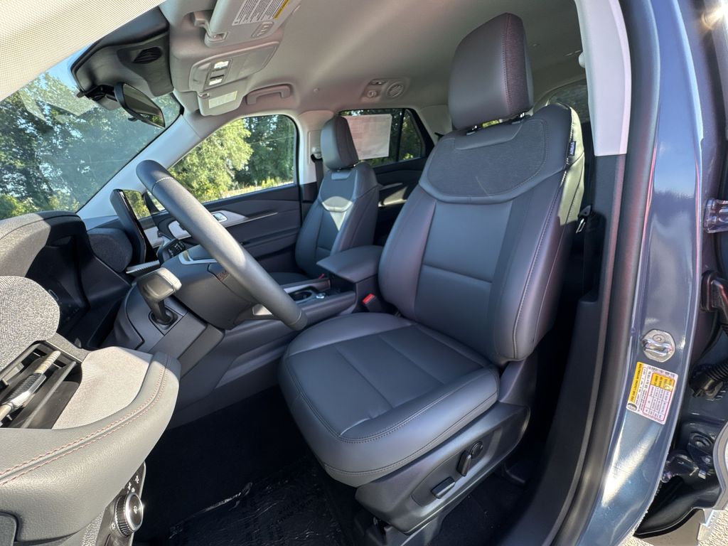 2025 Ford Explorer photo 13