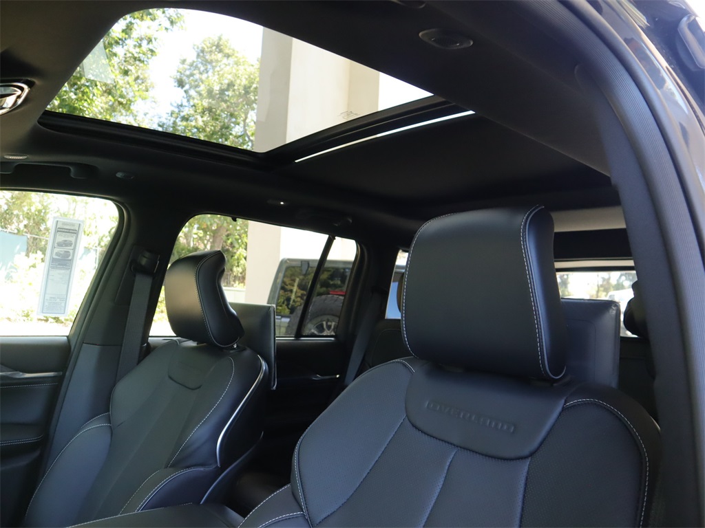 2023 Jeep Grand Cherokee Overland photo 16
