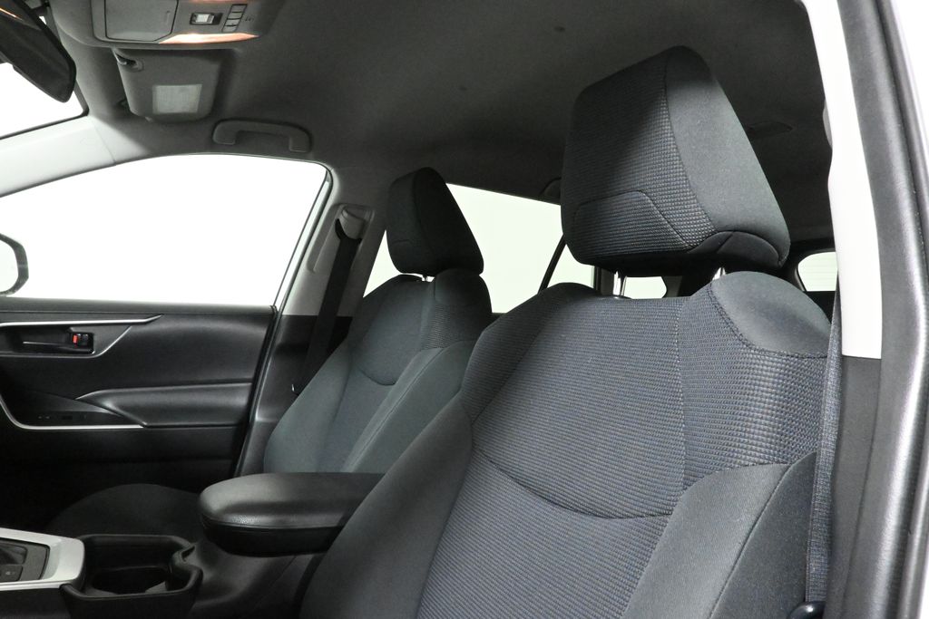 2019 Toyota RAV4 Hybrid LE photo 4