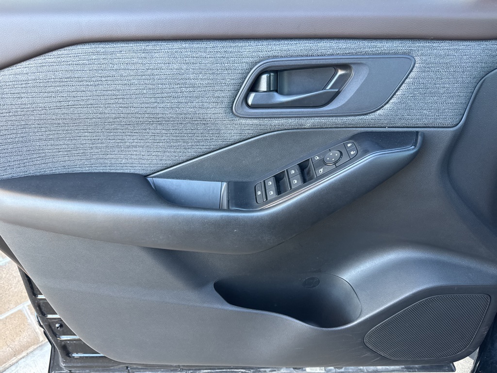 2023 Nissan Rogue S photo 25
