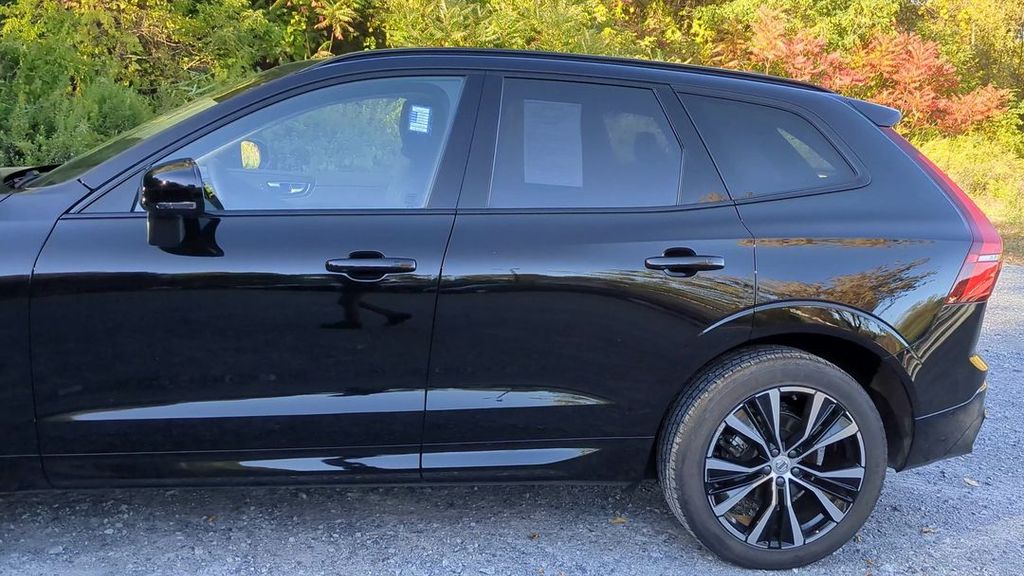 2025 Volvo XC60 B5 Plus photo 3