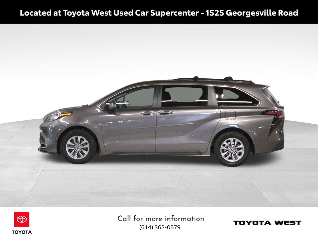 2022 Toyota Sienna XLE photo 8