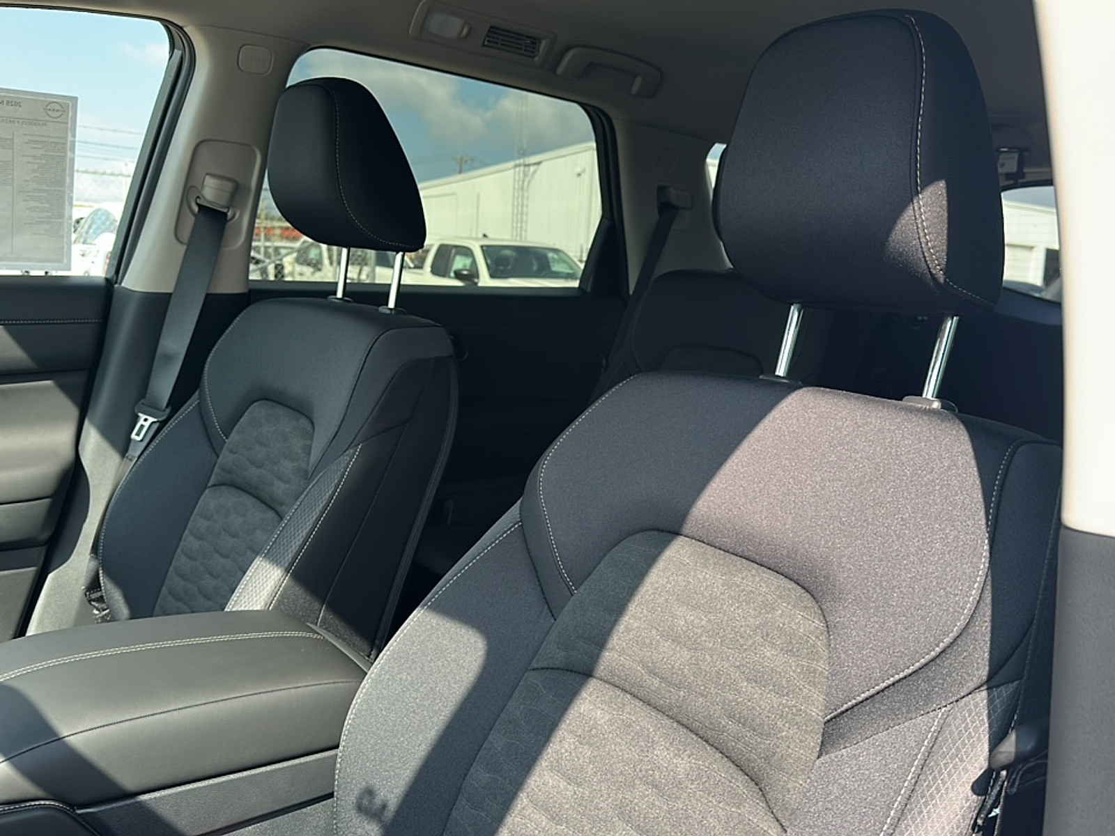 2025 Nissan Pathfinder SV photo 4