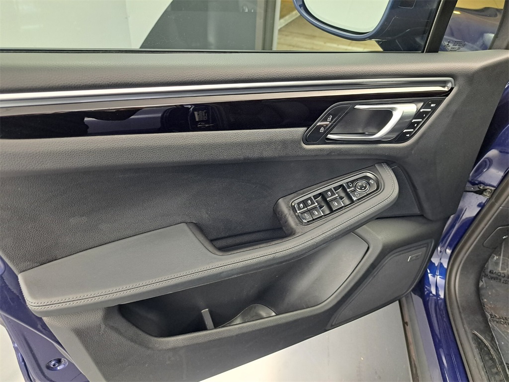 2022 Porsche Macan Base photo 21