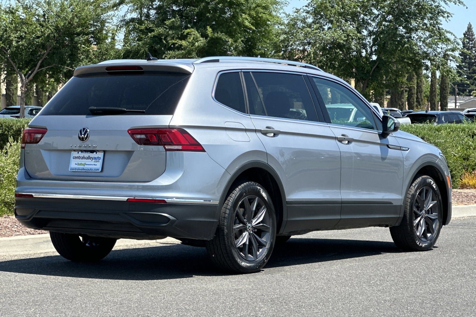 2024 Volkswagen Tiguan SE Wolfsburg Edition photo 4