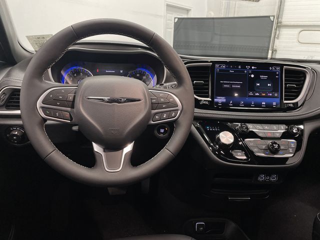 2025 Chrysler Pacifica photo 5
