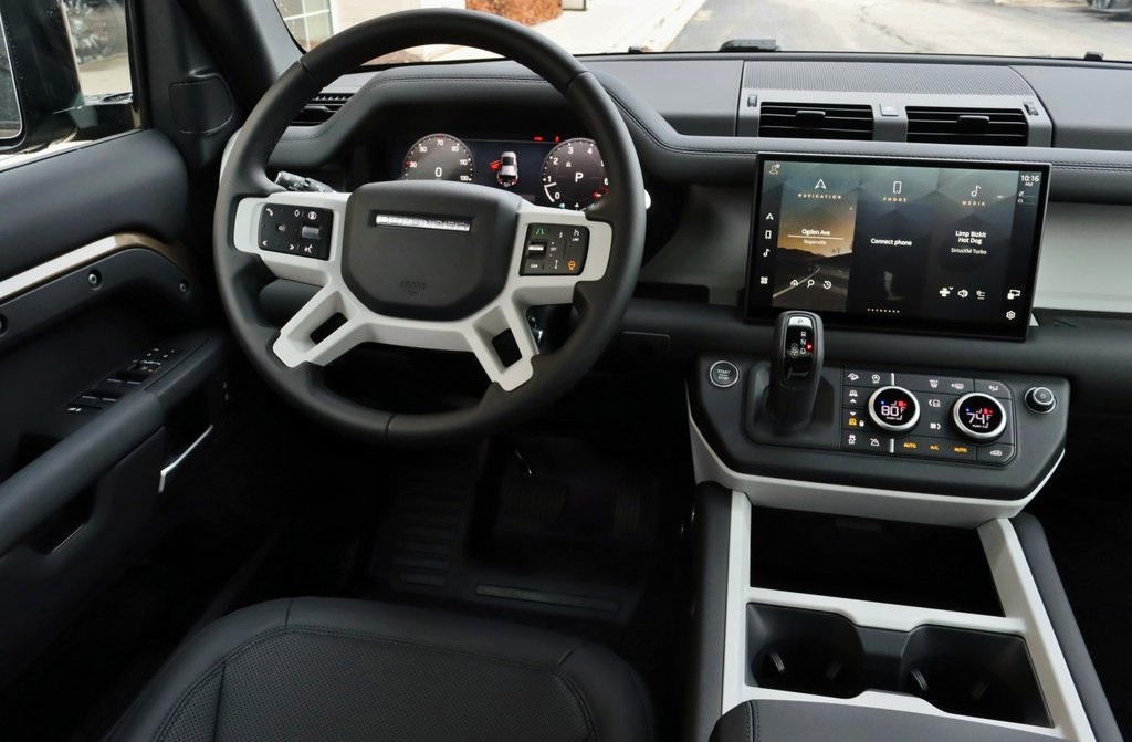 2025 LAND ROVER DEFENDER - Image 13