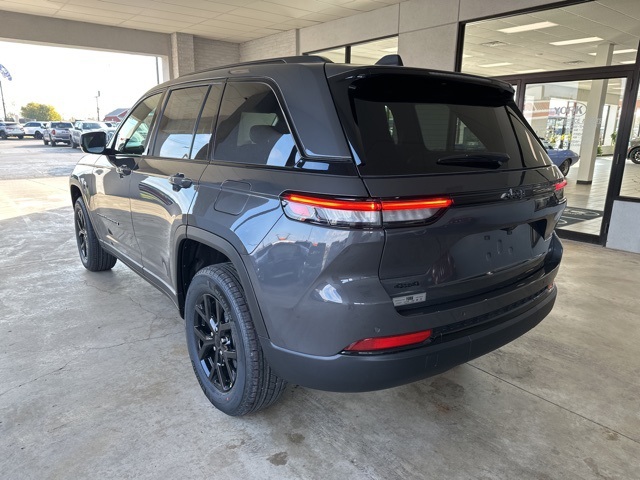 2025 Jeep Grand Cherokee Laredo Altitude photo 3