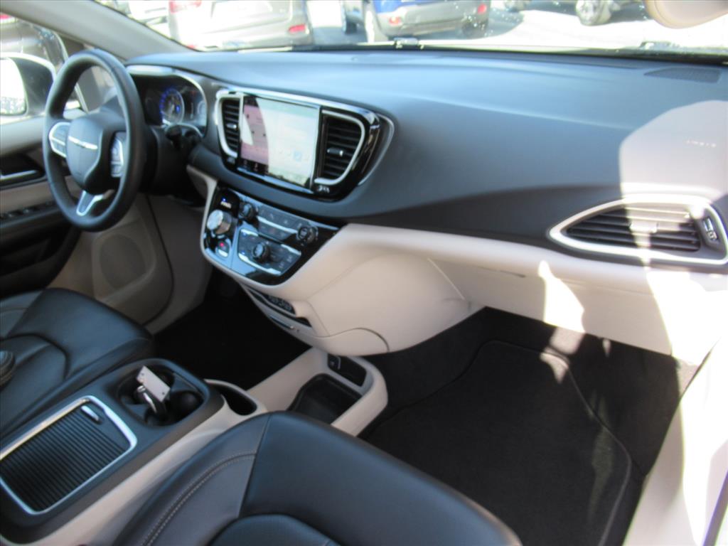 2023 Chrysler Pacifica Touring L photo 10