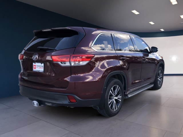 2018 Toyota Highlander LE photo 3