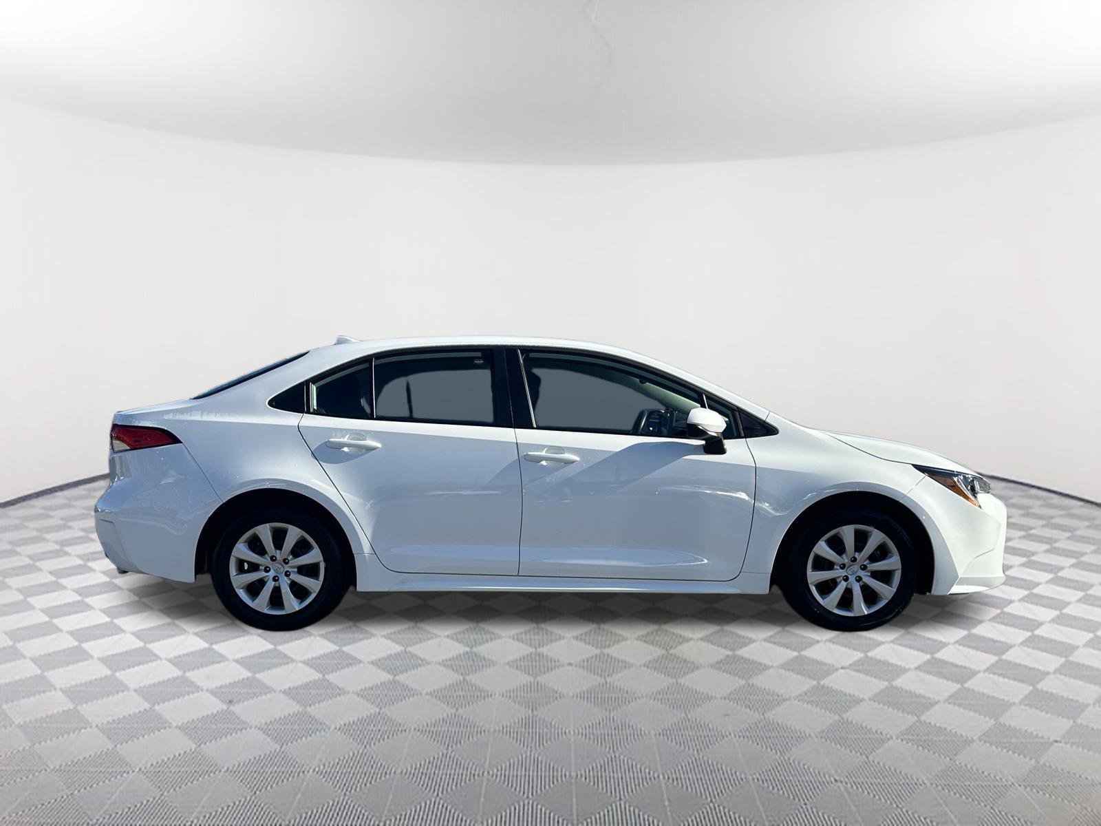 2025 Toyota Corolla LE photo 4