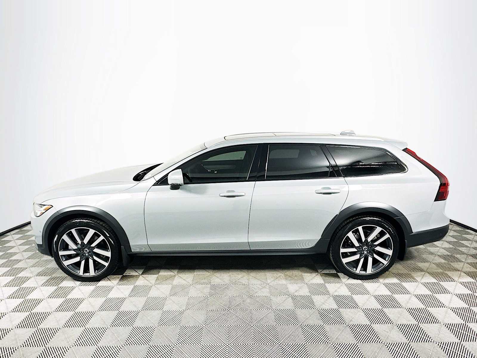 2025 Volvo V90 Cross Country B6 AWD photo 4