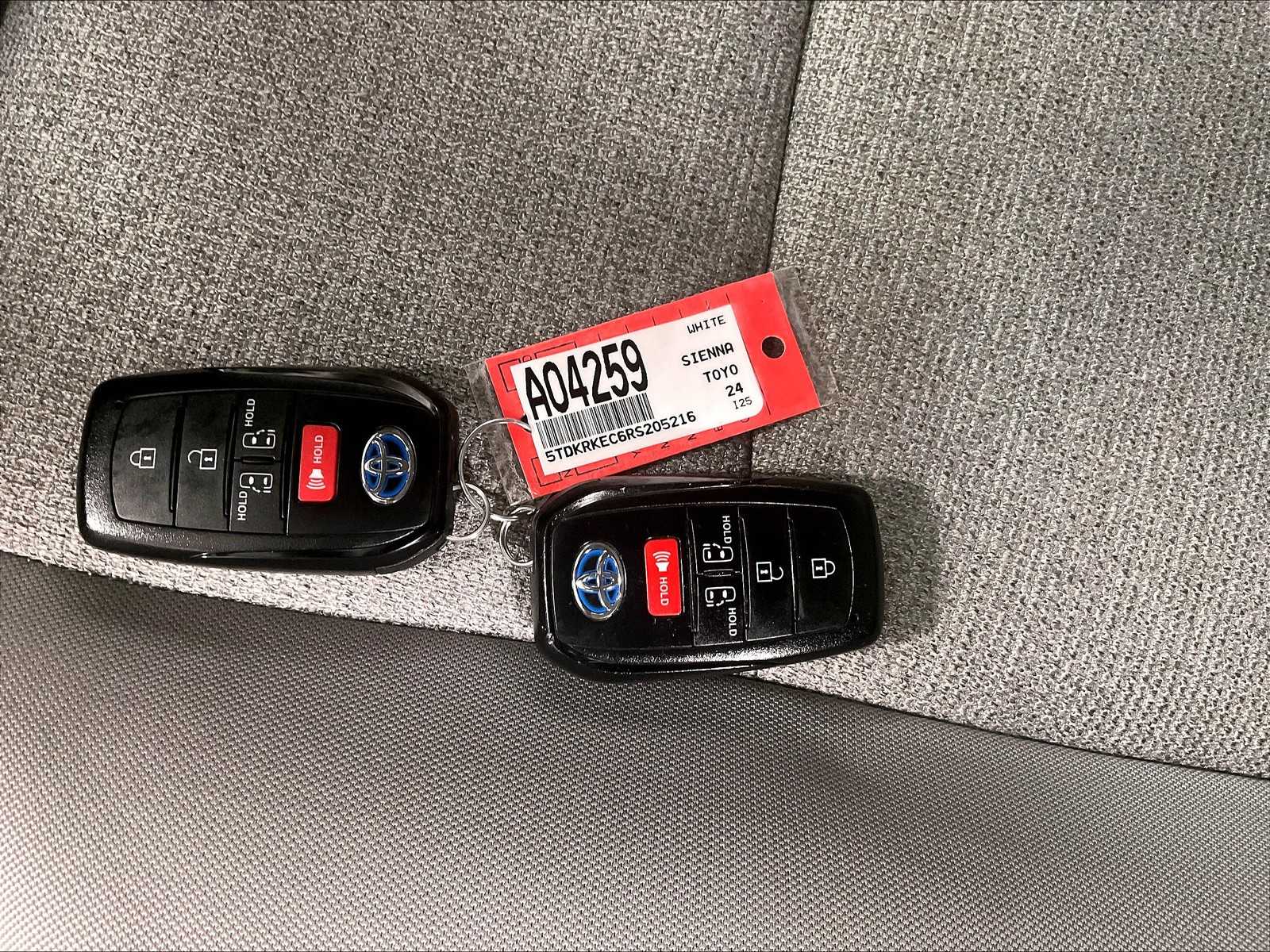 2024 Toyota Sienna LE photo 29
