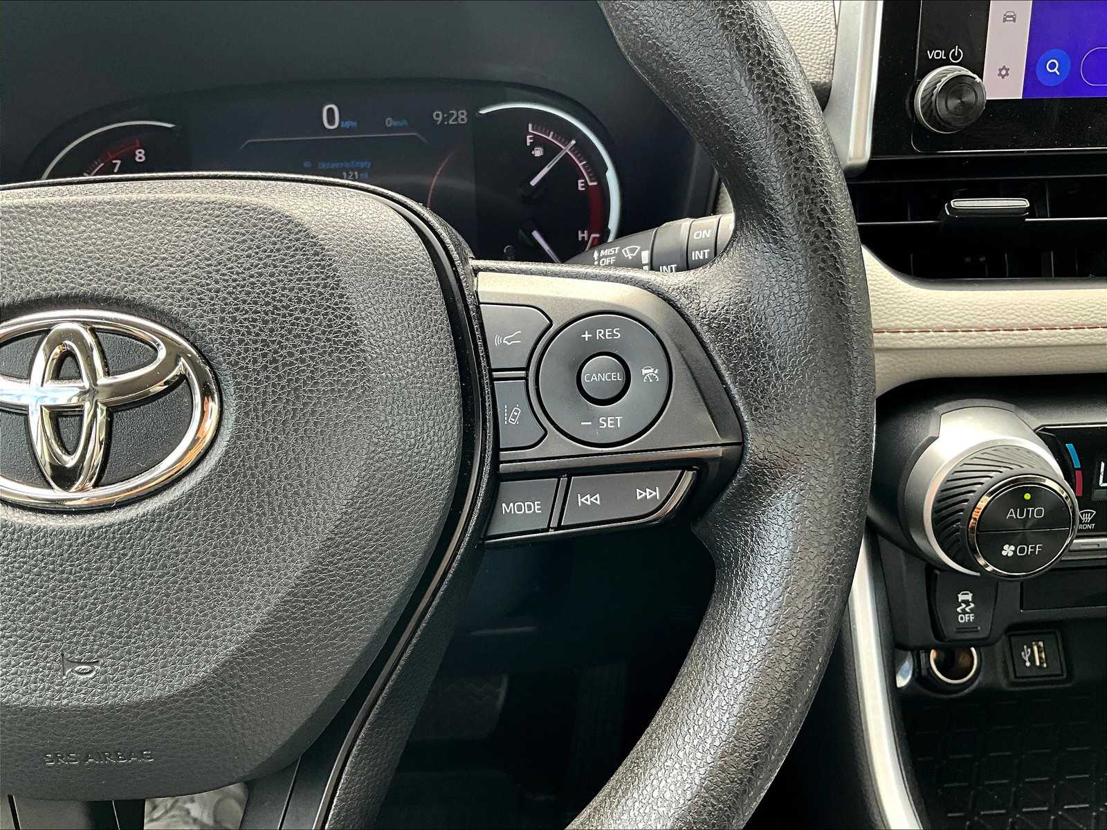 2023 Toyota RAV4 XLE photo 24