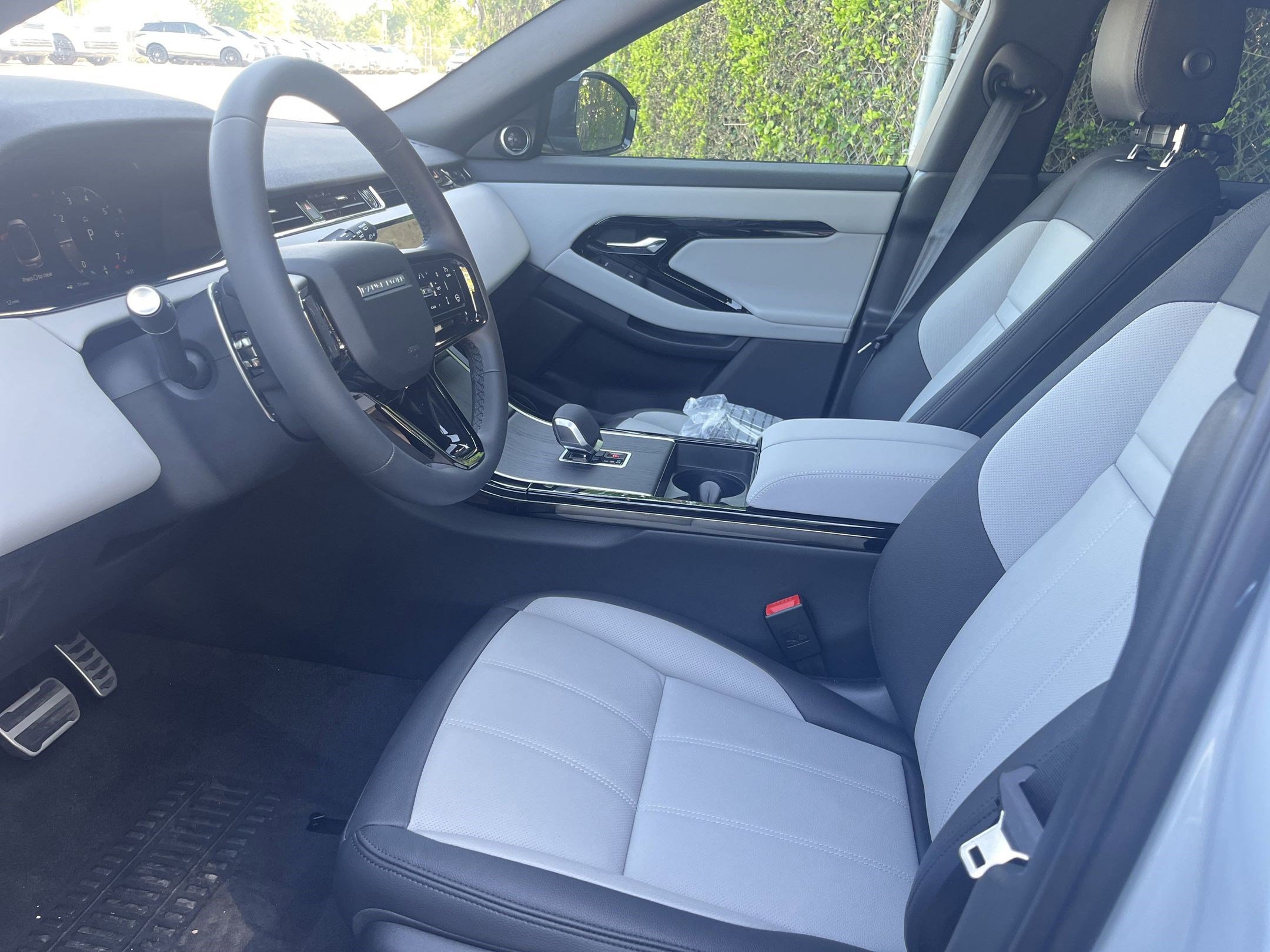 2026 Land Rover Range Rover Evoque Dynamic SE photo 4