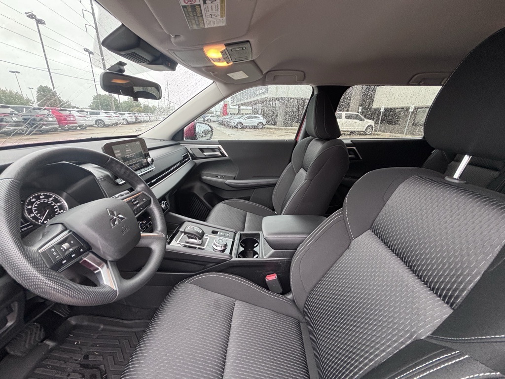 2024 Mitsubishi Outlander ES photo 6