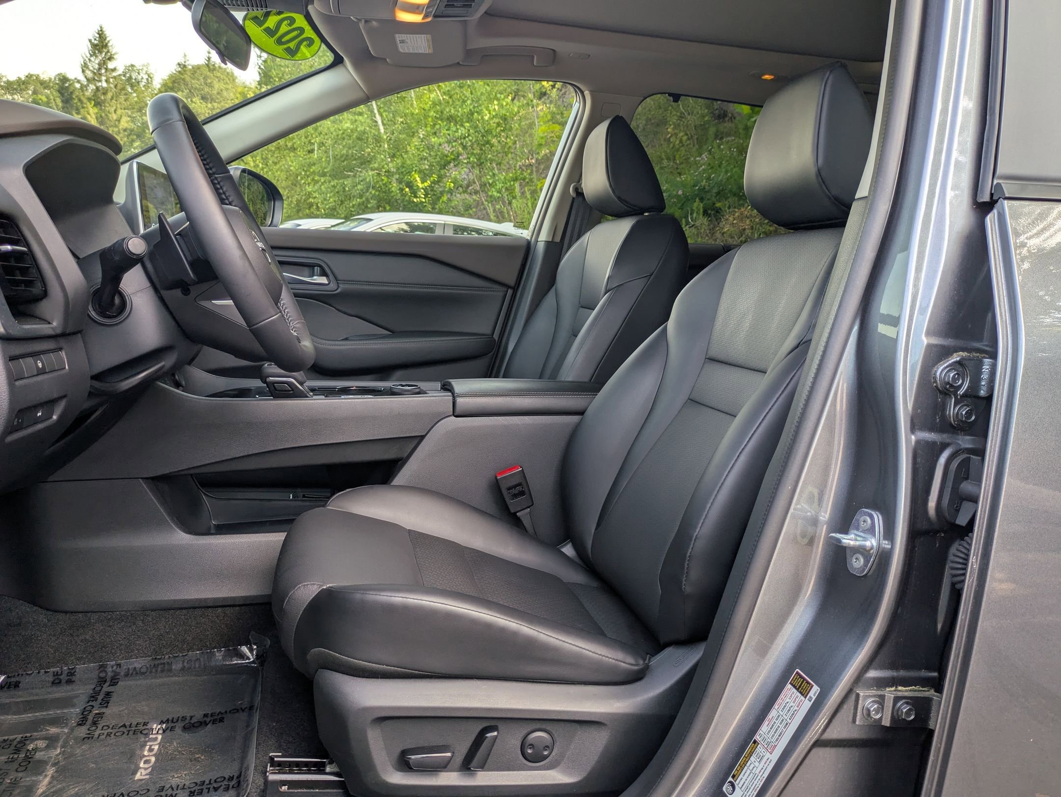2022 Nissan Rogue SV photo 12