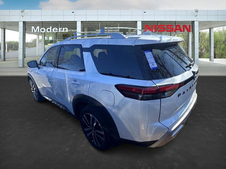 2025 Nissan Pathfinder Platinum photo 4
