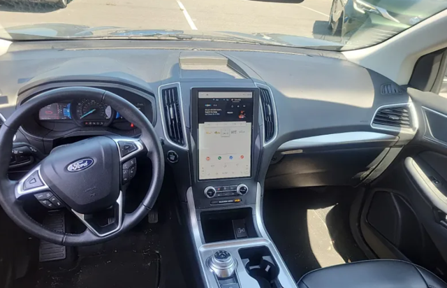 2024 Ford Edge SEL photo 5